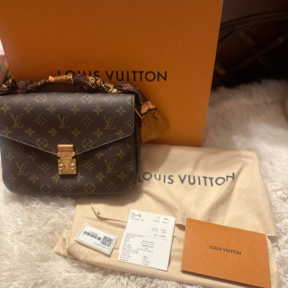Louis Vuitton Pochette Métis Classic Monogram Crossbody Bag - Picture 2 of 16